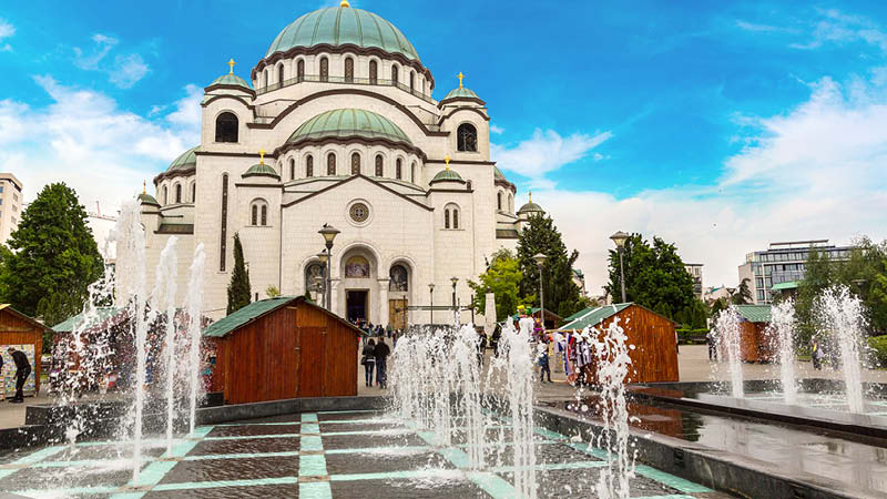 Saint Sava kyrkan med fontäner på en resa till Belgrad.